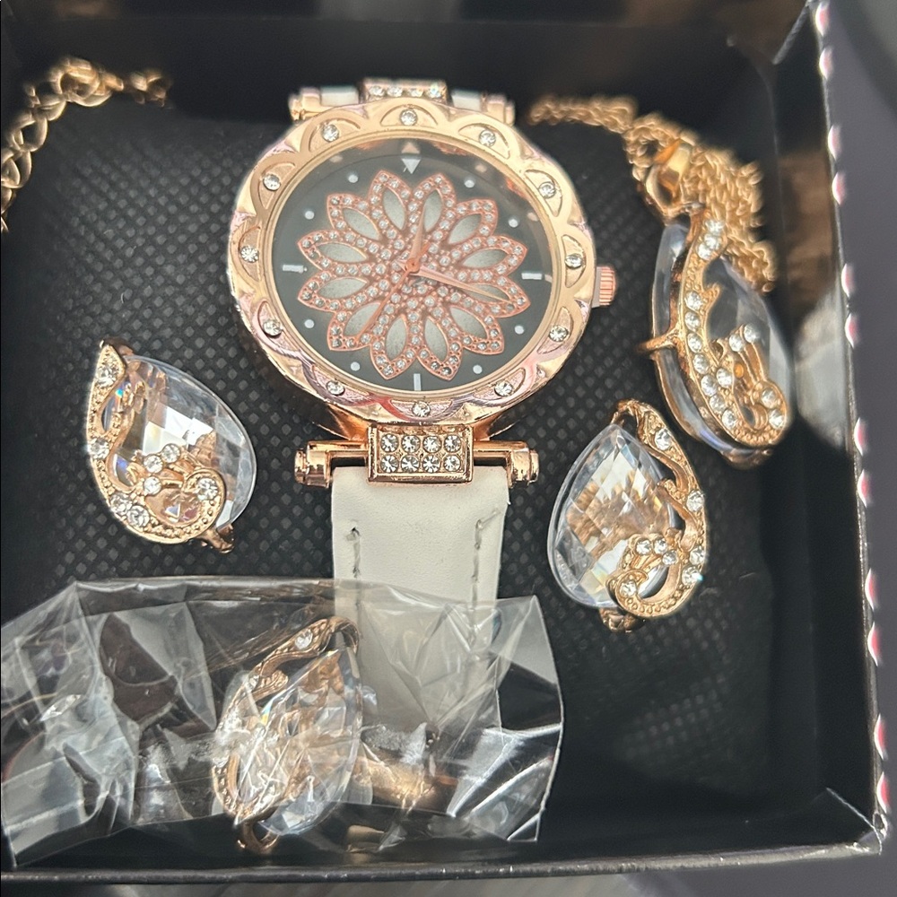 Wrist Watches and jewelry set - Picture 10 of 11